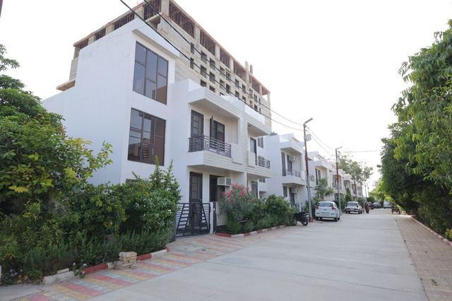 Duplex villa row
